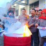 Pemusnahan surat suara rusak di halaman kantor KPU Kota Blitar.