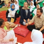 Bupati Ipong saat menyapa para pengungsi banjir di Gedung Sasana Praja.