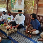 TAMPUNG ASPIRASI: Cabup BHS berdialog dengan seniman ludruk di Desa Kedungsukodani Balongbendo, Kamis (15/10). foto: MUSTAIN/ BANGSAONLINE