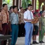BACA IKRAR: Perwakilan siswa peserta Ujian Sekolah dan Ujian Nasional kala Deklarasi UN Jujur dan Berprestasi, di Pendapa Delta Wibawa Sidoarjo, Kamis (24/3/2016). foto: musta