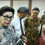 Wakil Ketua KPK Basaria Panjaitan bersama Mendagri Tjahjo Kumolo dan Walikota Surabaya, Tri Rismaharini di kantor Kemendagri Kamis (21/7).