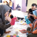 Petugas saat menghibur para anak yatim piatu akibat Covid-19. foto: ist.