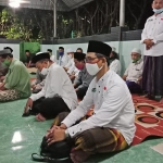 Relawan Gus Eri Cahyadi (RGEr) ziarah di Makam Sayyid Ali Asghor Basyaiban yang merupakan leluhur dari Calon Wali Kota Surabaya, Eri Cahyadi. foto: ist.