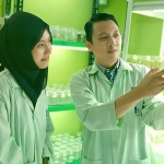 Nurul Jadid (kanan) ketika memberikan pemahaman terkait kultur jaringan tanaman kepada mahasiswanya. (Ist)