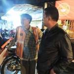 Kabid Parkir Samsul Arifin, bersama petugas lagi menertibkan Jukir di Klojen. foto: iwan irawan/ BANGSAONLINE.