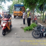 Sepeda motor korban tergeletak usai tabrakan.