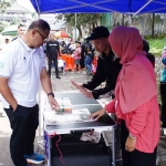 Pj Wali Kota Batu, Aries Agung Paewai, saat memborong dagangan PKL di CFD atau car free day.