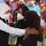 Gubernur Jawa Timur, Khofifah Indar Parawansa, saat menyerahkan zakat produktif bagi 150 orang pelaku Usaha Ultra Mikro yang ada di Bojonegoro dan sekitarnya.