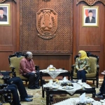 Gubernur Jatim Khofifah Indar Parawansa saat menerima para pimpinan PT Gudang Garam. foto: istimewa/ BANGSAONLINE.com