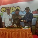 Bupati Sidoarjo bersama  Dirjen PKH didampingi  Kepala Dinas Peternakan Provinsi Jatim saat membuka Pameran bertajuk ekspo produk dan Alsintan peternakan dalam rangka Kontes Ternak dan Panen Pedet Jawa Timur tahun 2018.