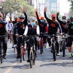 Gubernur Jawa Timur, Khofifah Indar Parawansa saat gowes bareng para penyintas di Sidoarjo, Ahad (6/9/2020). foto: ist/ bangsaonline.com