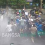 Demo PMII Bojonegoro berakhir dengan bentrok. foto: eki nurhadi/ BANGSAONLINE