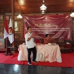 Komisioner Divisi Teknis Penyelenggaraan KPU Tulungagung, Much Arif, saat memberi pemaparan ketika media gathering.