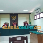 Sidang antara mertua dan menantu di PN Jombang. Foto: AAN AMRULLOH/BANGSAONLINE