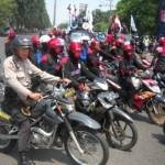 KETAT-Rombongan buruh Sidoarjo bergabung dengan buruh Pasuruan dan Mojokerto berangkat menuju Gedung Grahadi Surabaya dari depan Perum Puri Surya Jaya Gedangan, Kamis (1/5/2014). foto : musta’in/BangsaOnline

