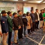 IKRAR: Sejumlah komunitas saat deklarasi Sidoarjo Bebas Sampah di sela sosialisasi Bank Sampah, di Hotel Luminor Sidoarjo, Kamis (26/9). foto: MUSTAIN/ BANGSAONLINE