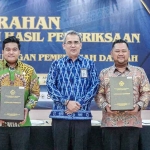 Bupati Gresik, Fandi Akhmad Yani (kanan), Ketua DPRD Gresik, M. Syahrul Munir (kiri), bersama Kepala BPK Perwakilan Jatim, Yuan Candra Djaisin saat menerima LHP BPK. Foto: Ist.