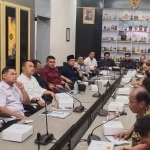 Ketua DPRD Gresik, M Syahrul Munir didampingi Wakil Ketua Lutfi Dhawam dan Ahmad Nurhamim serta Ketua Komisi II Wongso Negoro  saat audiensi dengan PKL di Jalan Tambang dan PT SMI. FOTO; SYUHUD/BANGSAONLINE.
