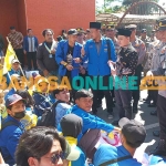 Wakil Bupati Mojokerto, Muhammad Al Barra atau yang akrab disapa Gus Barra, saat menemui pendemo. Foto: ROCHMAT SAIFUL ARIS/BANGSAONLINE