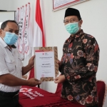 Bupati Tuban, H. Fathul Huda menyerahkan piagam penghargaan kepada masyarakat yang rutin donor darah di Kantor Palang Merah Indonesia (PMI) Kabupaten Tuban, Senin (14/06/2021).