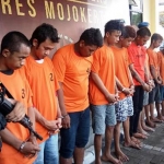 Para pengedar sabu yang dipamerkan dalam ungkap kasus di Mapolres Mojokerto.