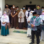 Bupati Jombang, Mundjidah Wahab, saat melepas keberangkatan 6 CJH dari wilayahnya.