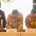 Wabup Pungkasiadi menandatangani perjanjian kerja sama atau MoU program Desa Sejahtera Astra. 