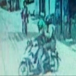 Potongan klip CCTV menunjukkan kedua pelaku berboncengan menggunakan motor sebelum beraksi di rumah kos yang jadi sasaran.