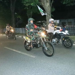 Kapolres Gresik AKBP Ramadhan Nasution, bersama Dandim 0817 Gresik Letkol Inf. Fadly Subur Karamaha saat meminpin patroli skala besar. (Ist)