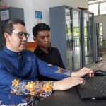 Mas Irfan Purbawanto Hidayat saat menjelaskan Meshless Method kepada mahasiswa pascasarjana di Laboratorium Inovasi Material ITS. (Ist)