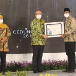 PRESTASI: Bupati Sidoarjo Ahmad Muhdlor Ali (Gus Muhdlor) menerima penghargaan BKN Award 2021 yang diserahkan oleh Kepala BKN Bima Haria Wibisana, di Gedung Negara Grahadi, Surabaya, Jumat (26/11/2021). foto: istimewa