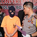 Satu dari dua kepala desa yang terjerat kasus korupsi dana desa saat dipamerkan dalam press release di Polres Bojonegoro.