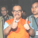 Kepala Dinas Penanaman Modal Pelayanan Terpadu Satu Pintu (DPM-PTSP) Kota Malang Jarot Edy Sulistyono (JES) sedang mengacungkan kedua jempolnya saat KPK menahannya.