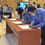 Wabup Aminatun Habibah sedang menyaksikan para PNS menandatangani pakta integritas. foto: SYUHUD/BANGSAONLINE