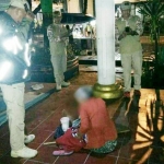 Ngatmini saat diamankan petugas Satpol PP Jombang. foto: AAN AMRULLOH/ BANGSAONLINE