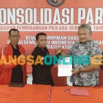 Bakal calon wakil bupati, Ari Purnomo Adi (nomor 2 dari kanan) saat menyerahkan berkas permohonan kepada Ketua Bapilu DPC PDIP Kabupaten Kediri, Tri Efendi. Foto: MUJI HARJITA/BANGSAONLINE