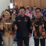 Wali Kota Madiun Maidi , Pimpinan Bank Jatim Cabang Madiun Karmiliah, dan Kepala Dinas Tenaga Kerja, Koperasi, Usaha Kecil dan Menengah Kota Madiun, Raden Andriono Waskito Murti berfoto bersama sebagian penerima bantuan. Foto : Hendro Suhartono