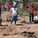 Fenomena munculnya api dari dalam tanah membuat masyarakat Ponorogo penasaran ingin melihat langsung dari dekat.