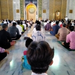 Jamaah salat Jumat di Masjid Nasional Al-Akbar Surabaya berjarak satu meter ke samping kanan dan kiri hari ini, Jumat (27/3/2020). Foto: MA/bangsaonline.com  