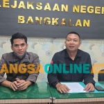 Konferensi pers terkait dugaan penyalahgunaan aset BUMD di bangkalan. Foto: AHMAD FAUZI/BANGSAONLINE