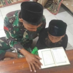 Anggota Satgas TMMD ke-117 Kodim 0809/Kediri saat mengajar ngaji untuk anak-anak di Kelurahan Pojok. Foto: Ist