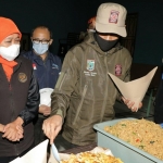 Gubernur Jatim Khofifah sempat melihat posko dapur umum yang didirikan oleh Tagana Kota Batu, di Balai Desa Bulukerto, Kecamatan Bumiaji.