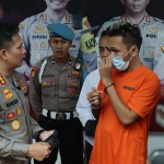 Kapolresta Malang Kota, Kombes Pol Budi Hermanto, saat menginterogasi pelaku penusukan di Jembatan Araya.