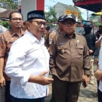 Bupati Blitar dan Forkopimda di TPS 07 Kuningan, Kanigoro meninjau pelaksanaan pemungutan suara.