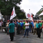 Ratusan sopir angkutan umum saat berunjuk rasa di depan Pendopo Kabupaten Jombang sambil membawa sound system.