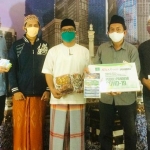 Ketua LPBI NU Jatim bersama tim PT Enesis menyerahkan bantuan ke Ponpes At-Tauhid Sidosermo, Surabaya, Senin (12/10/2020).