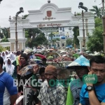 Aksi tukang becak saat demo di kantor bupati dan pendopo. foto: GUNAWAN/ BANGSAONLINE