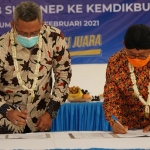Bupati Sumenep Abuya Busyro Kariem saat melakukan penandatanganan serah terima perjanjian hibah dengan Direktur PENS Dr. Zainal Arief, S.T., M.T.
