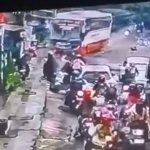 Tangkapan layar CCTV detik-detik kecelakaan bus Harapan Jaya di persimpangan Muning, Kota Kediri