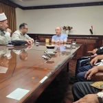 Prof Dr KH Asep Saifuddin Chalim, MA (paling kanan) saat diterima Duta Besar Mesir Yang Mulia (H.E.) Yasser Hassan Farag Elshemy (di ujung meja tanpa kopiah) dan Wakil Dubes Mesir, Dr. Amr Ahmad Mukhtar Abdul Hadi (nomor dua dari kiri) serta Syaikh Ahmad Muhammad Mabruk (pakai gamis paling kiri) di Kantor Keduaan Besar Mesir Jl. Teuku Umar No. 68, Menteng, Jakarta Pusat, Jumat (1/5/2026). Foto: bangsaonline